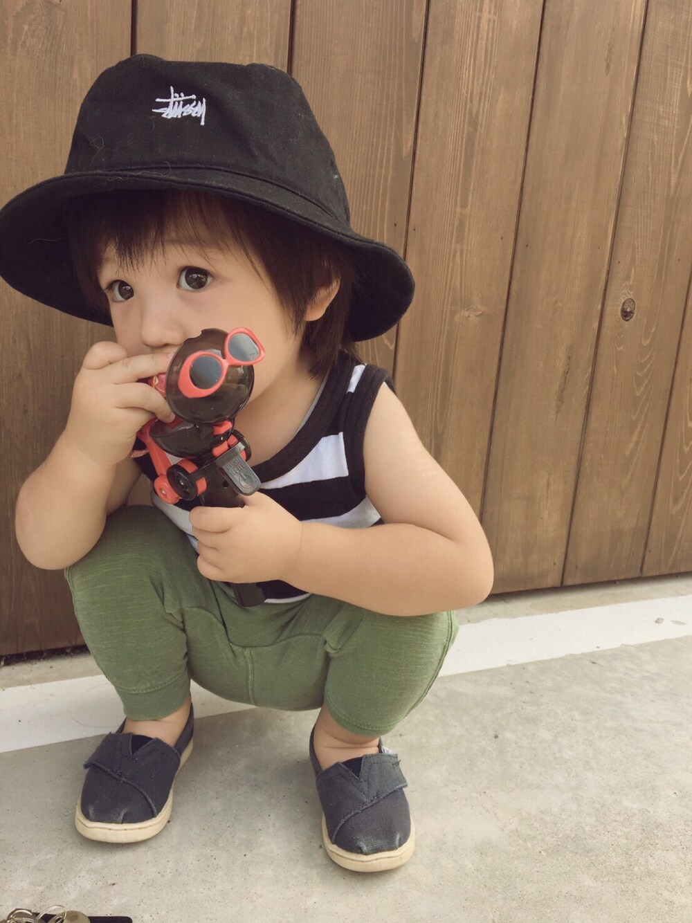 「夏コーデ、キッズファッション、男の子、タンクトップ、ストゥーシー、ハット」｜「STUSSYのKids Original Stock Washed（ハット、ブラック系）」を使った、EMAさん（キッズ・80cm）の夏コーディネートの1枚目の写真