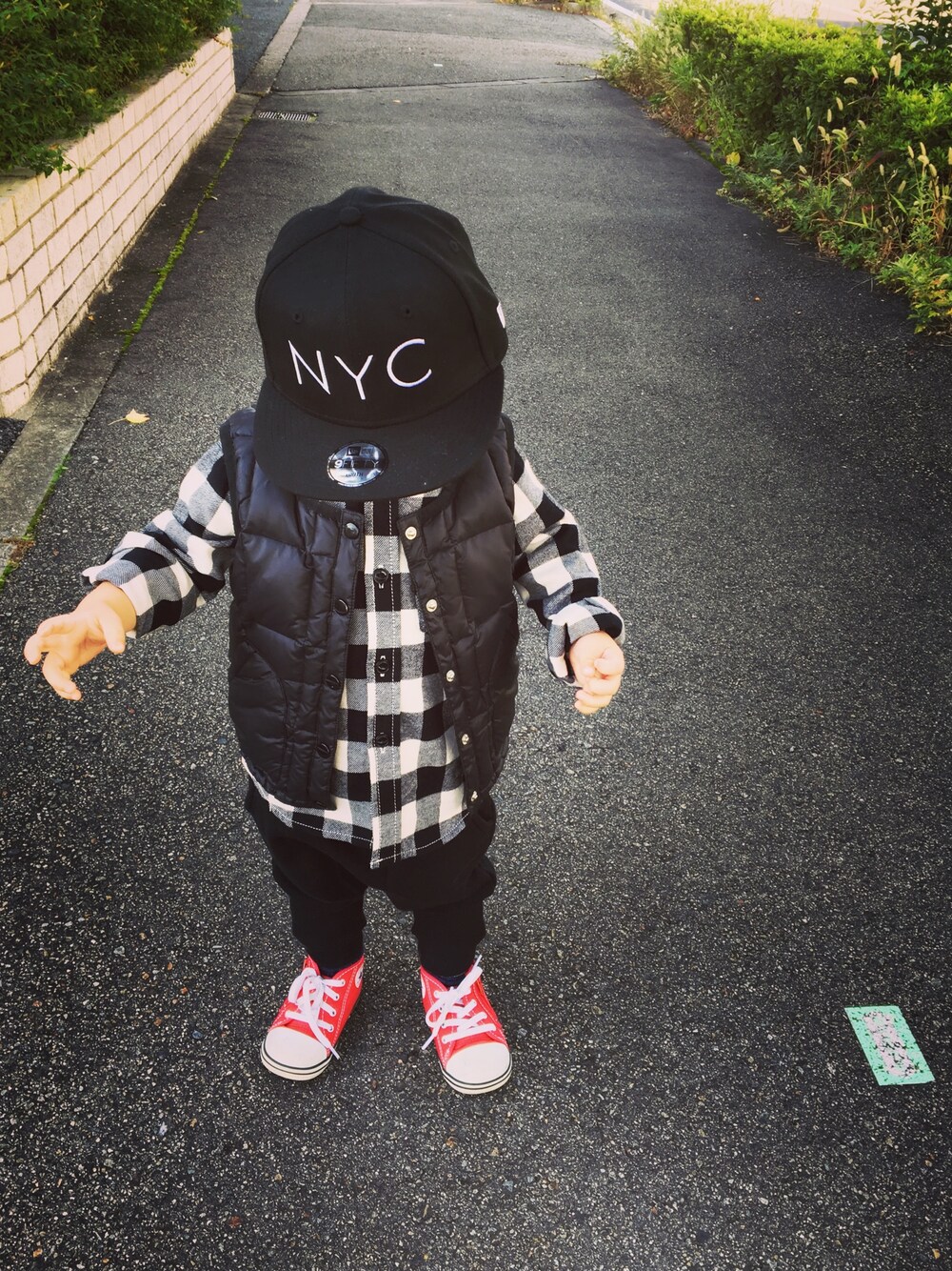 「kids、秋コーデ、休日スタイル、シンプル、おとこのこ」｜「NEW ERAのNEWERA KIDS 9FIFTY SNAPBACK CAP NYC BLACK（キャップ、ブラック系）」を使った、EMAさん（キッズ・80cm）の秋コーディネートの1枚目の写真