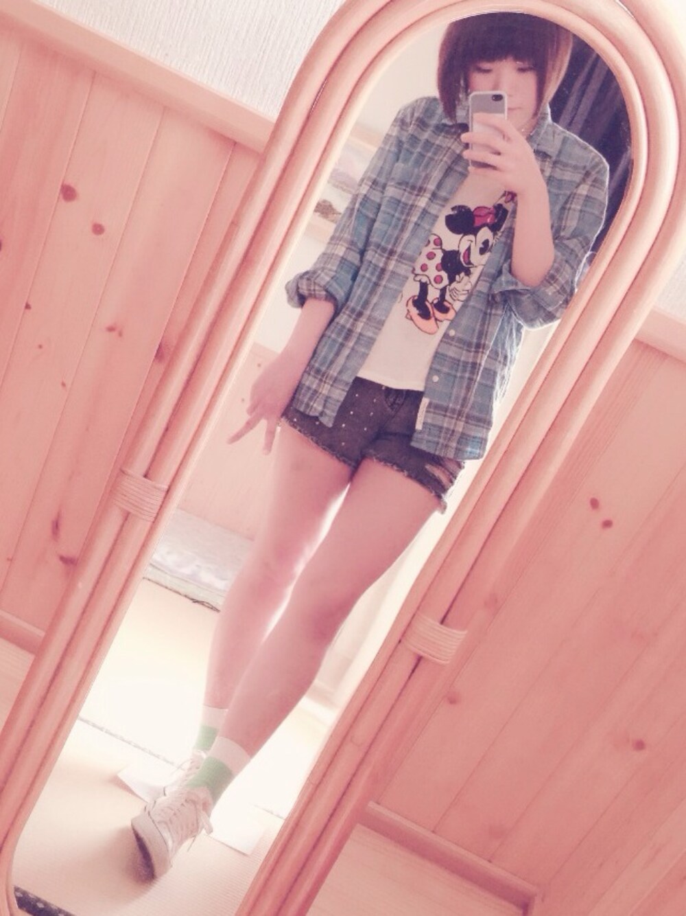 ブルー系のシャツ/ブラウス、ホワイト系のTシャツ/カットソー、ホワイト系のスニーカーを着用したレディースの春コーディネートの1枚目の写真