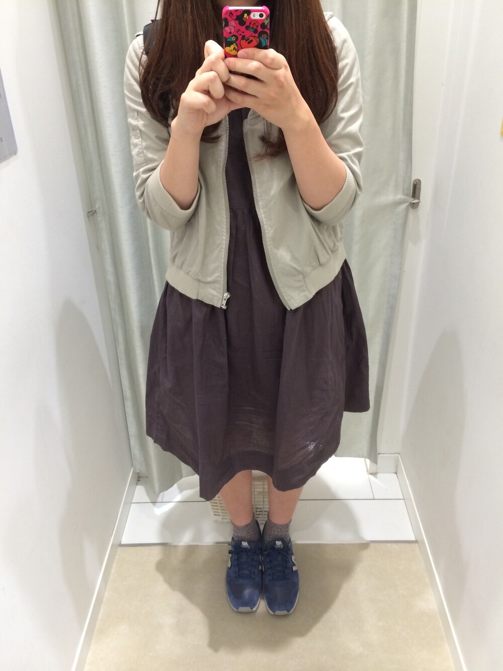 「ニューバランス、紺、灰色」｜「NEW BALANCEのアイテム（スニーカー、ブルー系）」を使った、じゅりさん（レディース・162cm）の春コーディネートの1枚目の写真