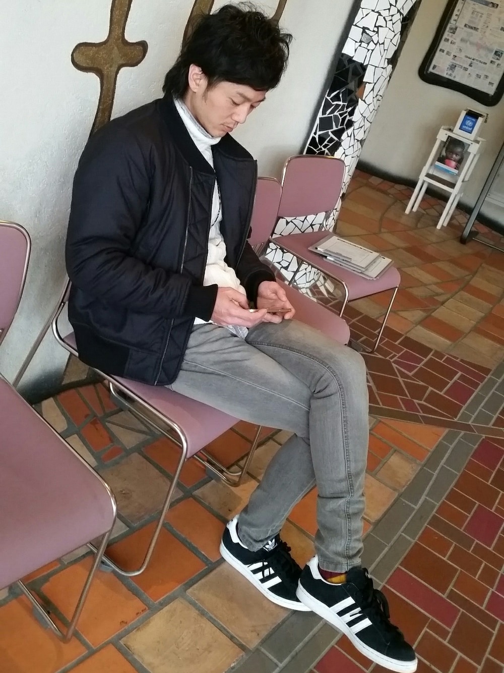 「MA-1、タートルニット、タートルネックニット、タートルネック、タートルネックニット×シャツ、チェックシャツ、スキニーデニム、adidas originals、黒スニーカー、ホワイトニット」｜「ネットで購入のアイテム（ブルゾン、ブラック系）」を使った、インスタ→bz178koshu47さん（メンズ・170cm）の冬コーディネートの1枚目の写真