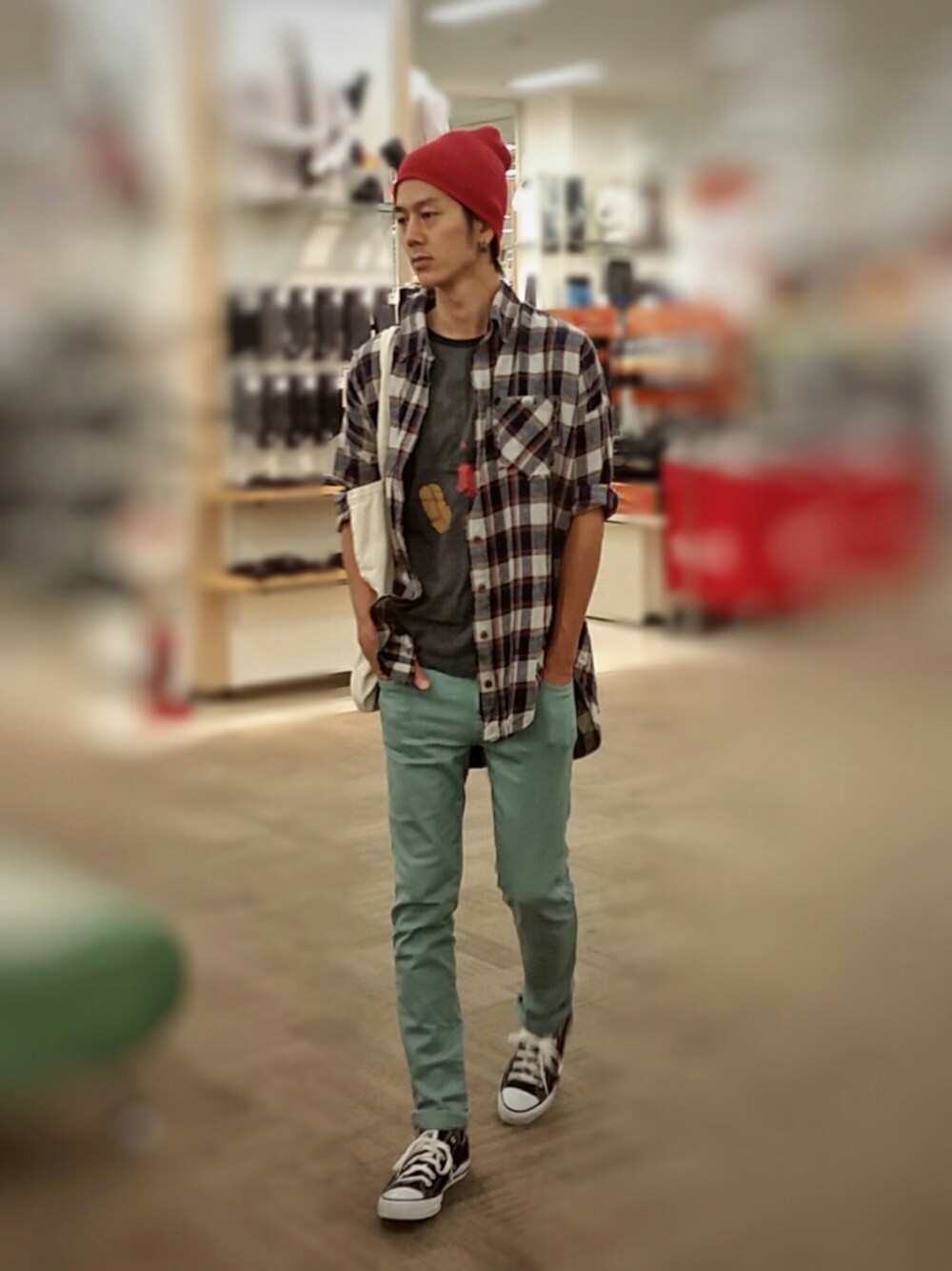 グレー系のトップス、ブルー系のシャツ/ブラウス、グリーン系のパンツを着用したメンズの秋コーディネートの1枚目の写真