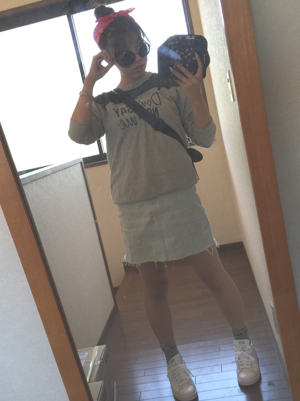 「スウェット、シースルー、デニムスカート、バンダナ、丸メガネ、サングラス、Avan Lily、galaxxxy、しまむら、adidas」｜「AVAN LILYのDon’t SAYスウェットP/O（スウェット、グレー系）」を使った、ながいゆーうさん（レディース・158cm）の春コーディネートの1枚目の写真