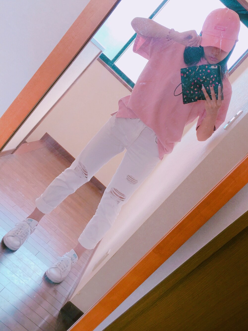 「pink、white、キャップ、韓国ファッション」｜「GUのアイテム（その他パンツ、ホワイト系）」を使った、ながいゆーうさん（レディース・158cm）の春コーディネートの1枚目の写真