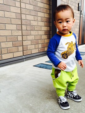 「COMECHATTO&CLOSET（カムチャットアンドクロゼット）のCOMECHATTO スウェットパンツ（その他パンツ、イエロー系）」を使った、SENさん（キッズ）の春コーディネート