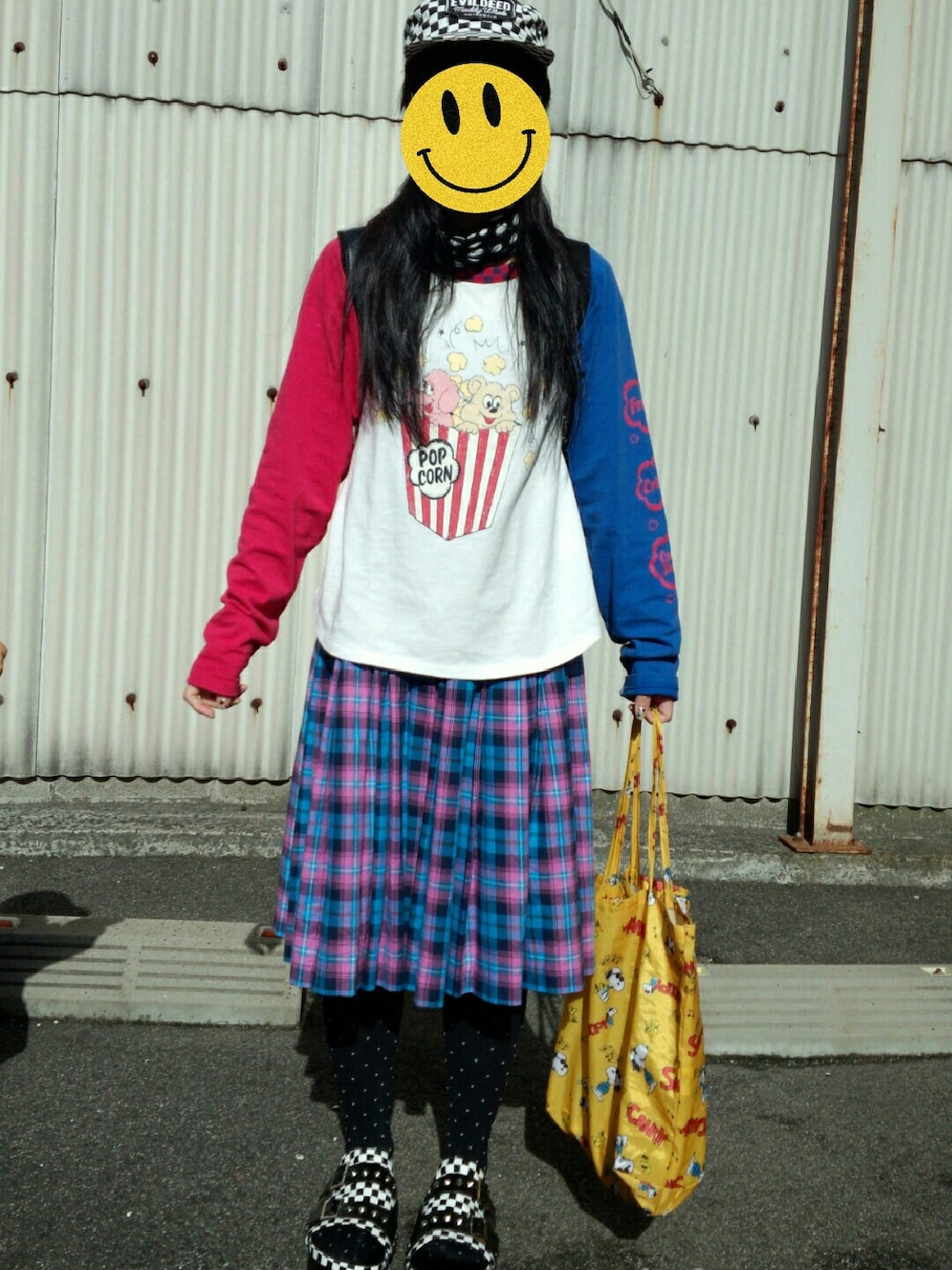 「Candy Stripper、チェックスカート、サンダル」｜「Candy StripperのSTUDS BELT SANDAL（サンダル、ブラック系）」を使った、@mojiko569⇦変えましたさん（レディース・150cm）の春コーディネートの1枚目の写真