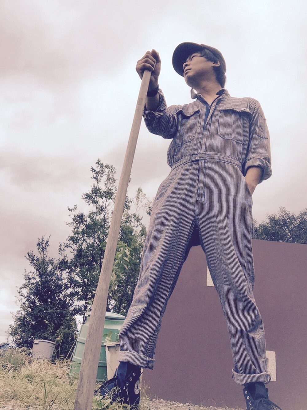 ブルー系のスニーカー、その他のつなぎ/オールインワン、ベージュ系のその他を着用したメンズの秋コーディネートの1枚目の写真