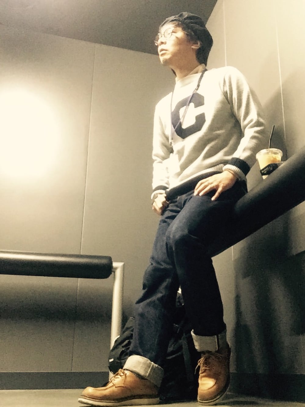 ブラウン系のその他シューズ、ブルー系のデニムパンツ、ベージュ系のシャツ/ブラウスを着用したメンズの秋コーディネートの1枚目の写真