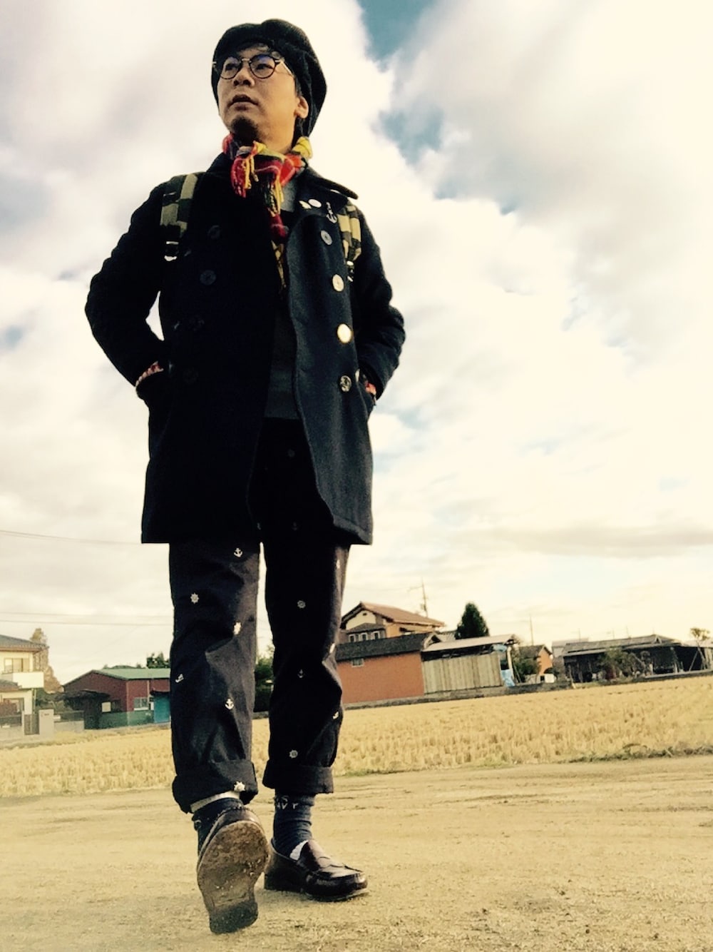 ブルー系のピーコート、ホワイト系のシャツ/ブラウス、グレー系のニット/セーターを着用したメンズの秋コーディネートの1枚目の写真