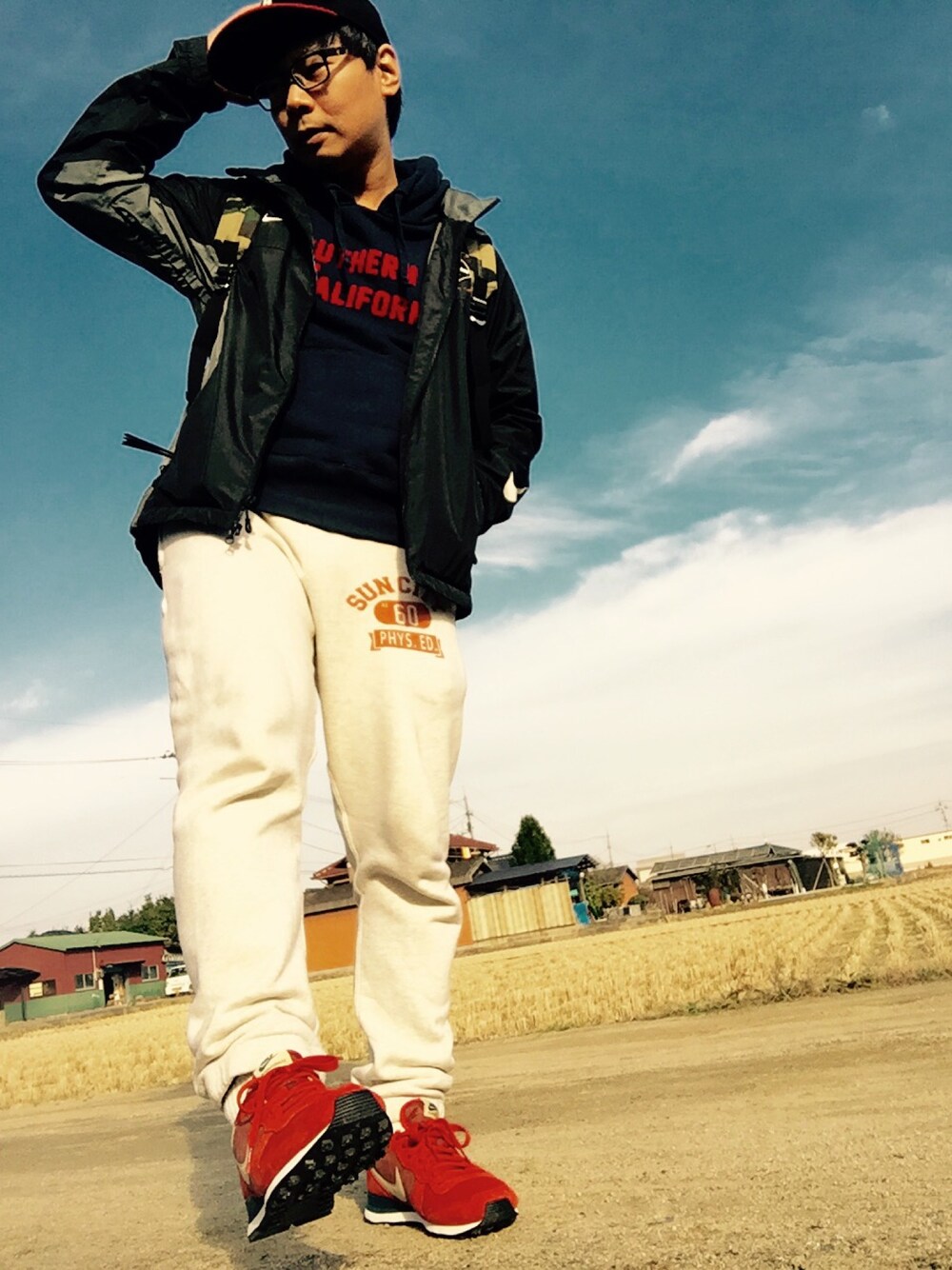 ブラック系のジャケット/アウター、ブルー系のスウェット、グレー系のパンツを着用したメンズの冬コーディネートの1枚目の写真