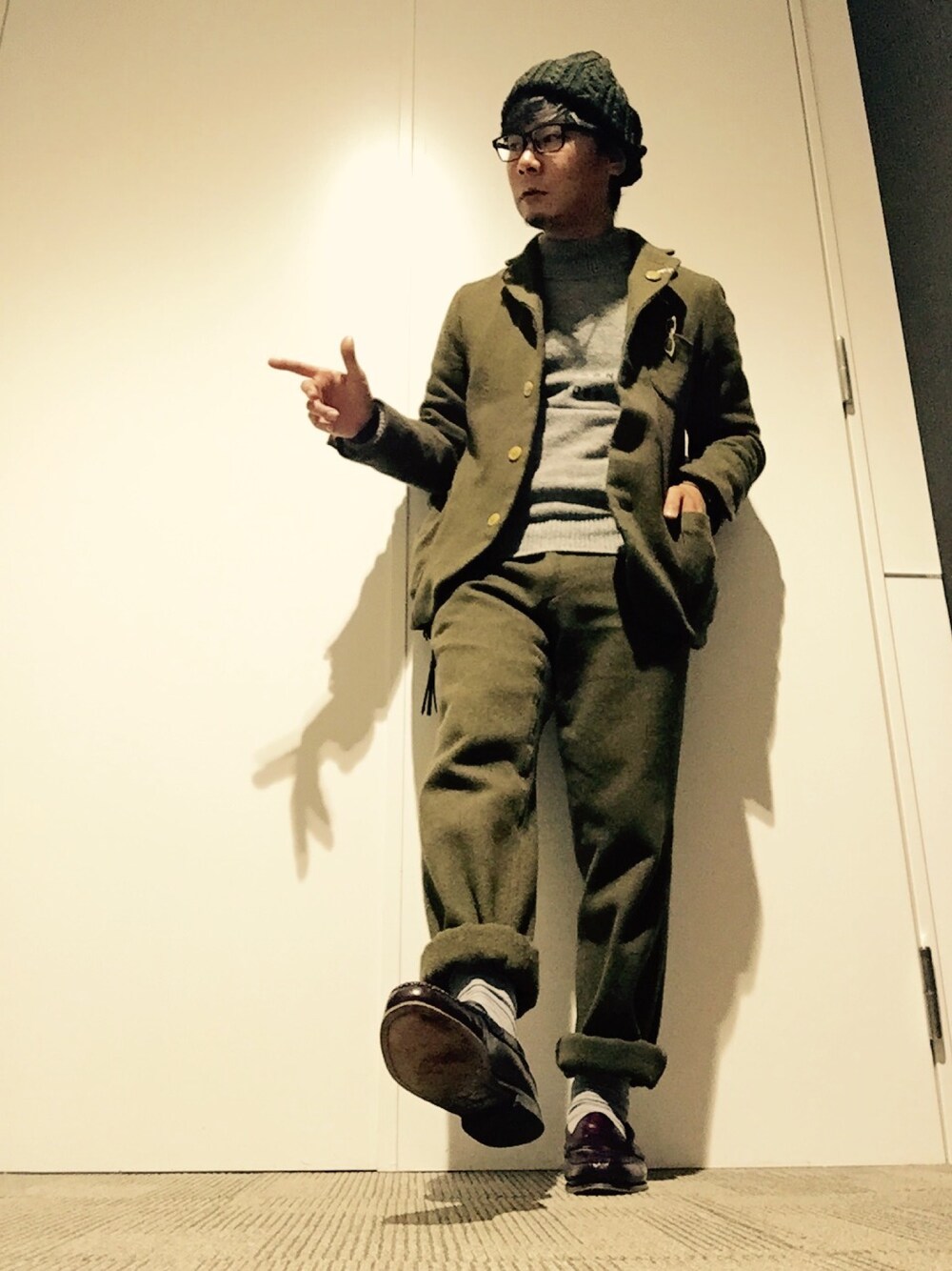 グリーン系のテーラードジャケット、ピンク系のニット/セーター、グリーン系のその他パンツを着用したメンズの冬コーディネートの1枚目の写真