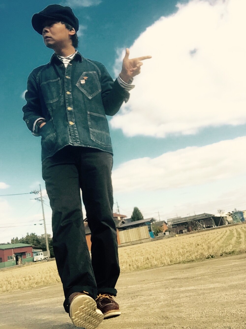 その他のシューズ、ブルー系のカバーオール、ホワイト系のシャツ/ブラウスを着用したメンズの冬コーディネートの1枚目の写真