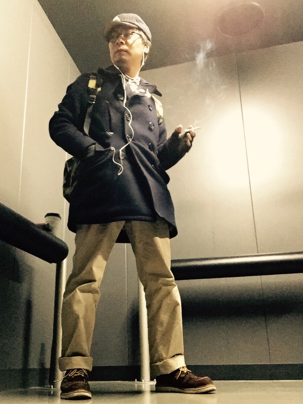 ブルー系のピーコート、ベージュ系のベスト、ホワイト系のシャツ/ブラウスを着用したメンズの冬コーディネートの1枚目の写真