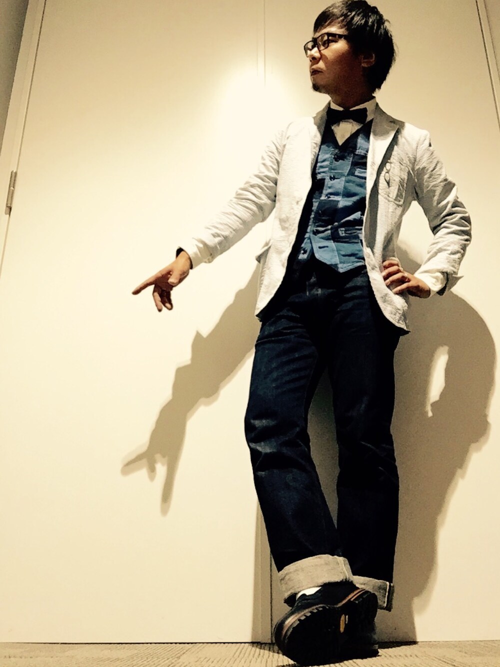 ブルー系のテーラードジャケット、ブルー系のベスト、ホワイト系のシャツ/ブラウスを着用したメンズの冬コーディネートの1枚目の写真