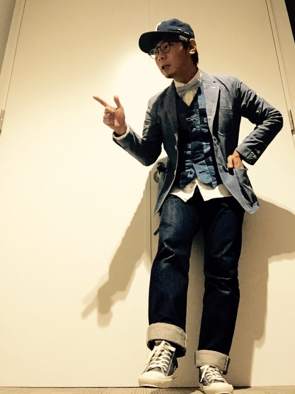 ブルー系のデニムジャケット、ブルー系のベスト、ホワイト系のシャツ/ブラウスを着用したメンズの冬コーディネートの1枚目の写真