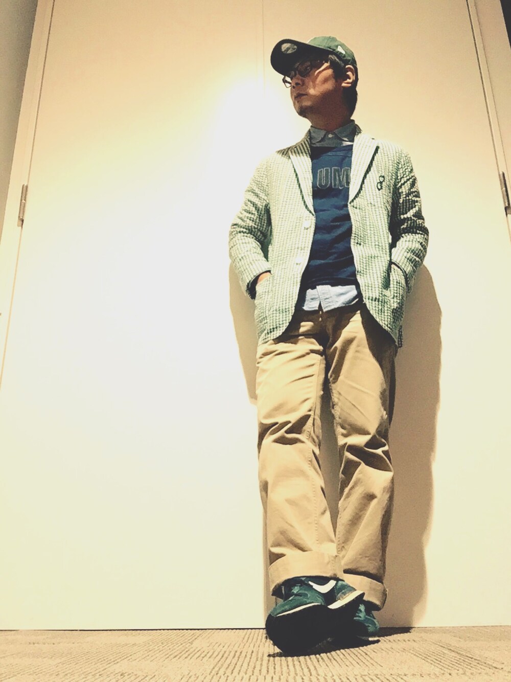 グリーン系のその他アウター、ブルー系のシャツ/ブラウス、ブルー系のTシャツ/カットソーを着用したメンズの冬コーディネートの1枚目の写真