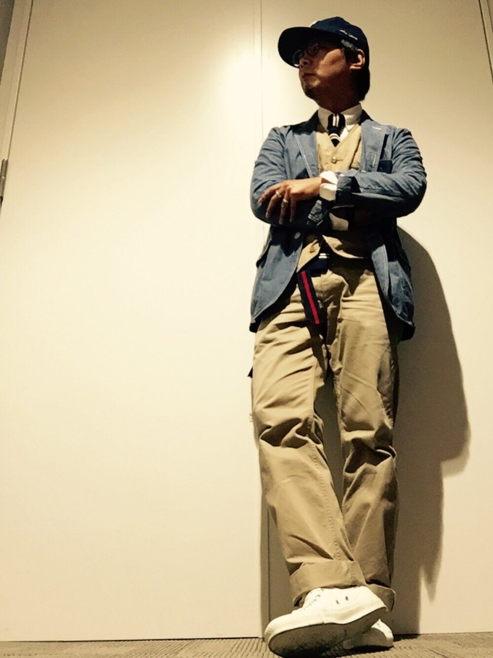 ブルー系のデニムジャケット、ベージュ系のベスト、ホワイト系のシャツ/ブラウスを着用したメンズの冬コーディネートの1枚目の写真