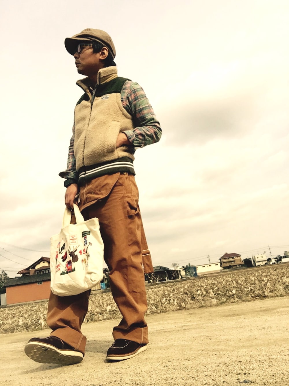 グリーン系のシャツ/ブラウス、グリーン系のベスト、ブラウン系のサロペット/オーバーオールを着用したメンズの冬コーディネートの1枚目の写真