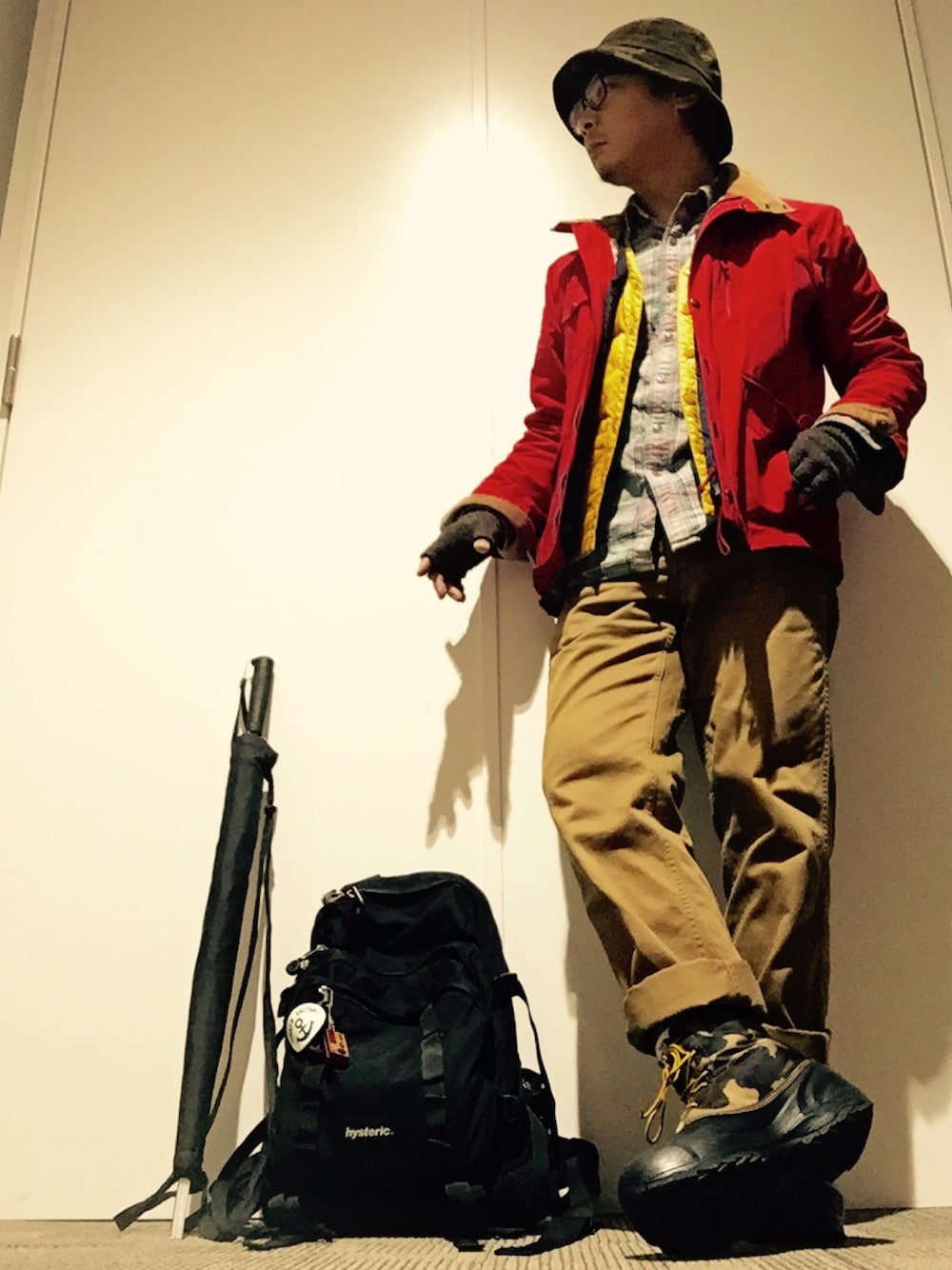 レッド系のブルゾン、ベージュ系のベスト、グリーン系のシャツ/ブラウスを着用したメンズの冬コーディネートの1枚目の写真