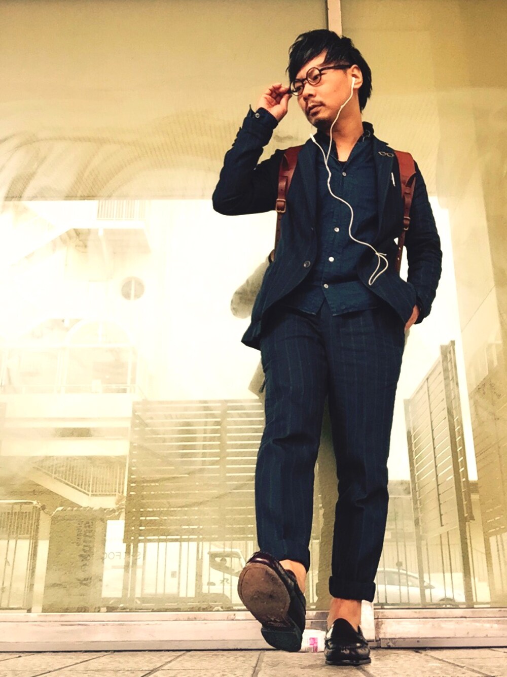 ブルー系のジャケット/アウター、ブルー系のその他パンツ、ブルー系のシャツ/ブラウスを着用したメンズの春コーディネートの1枚目の写真