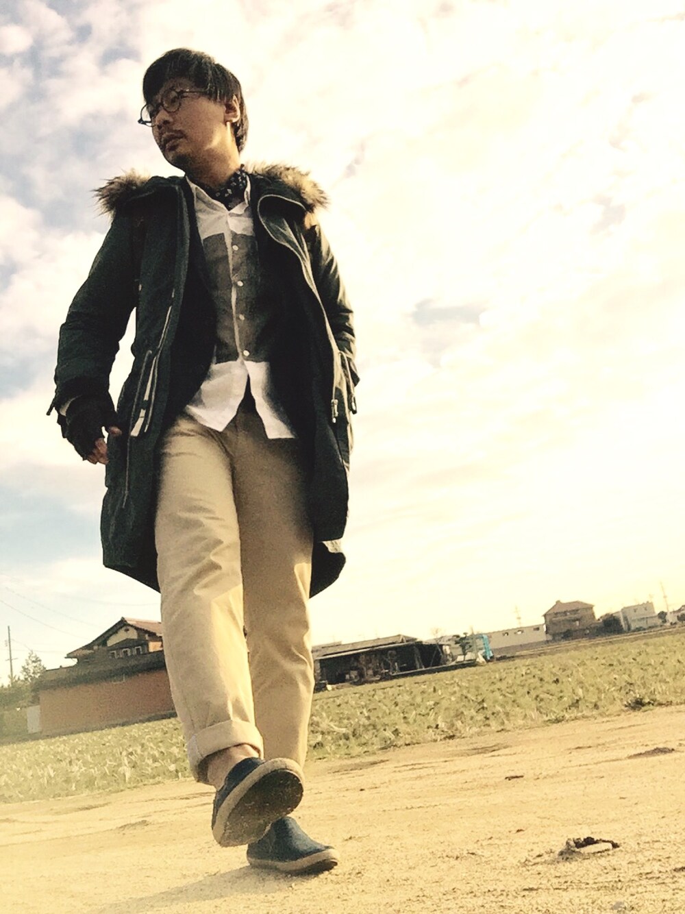 グリーン系のミリタリージャケット、ブルー系のジャケット/アウター、ホワイト系のシャツ/ブラウスを着用したメンズの春コーディネートの1枚目の写真