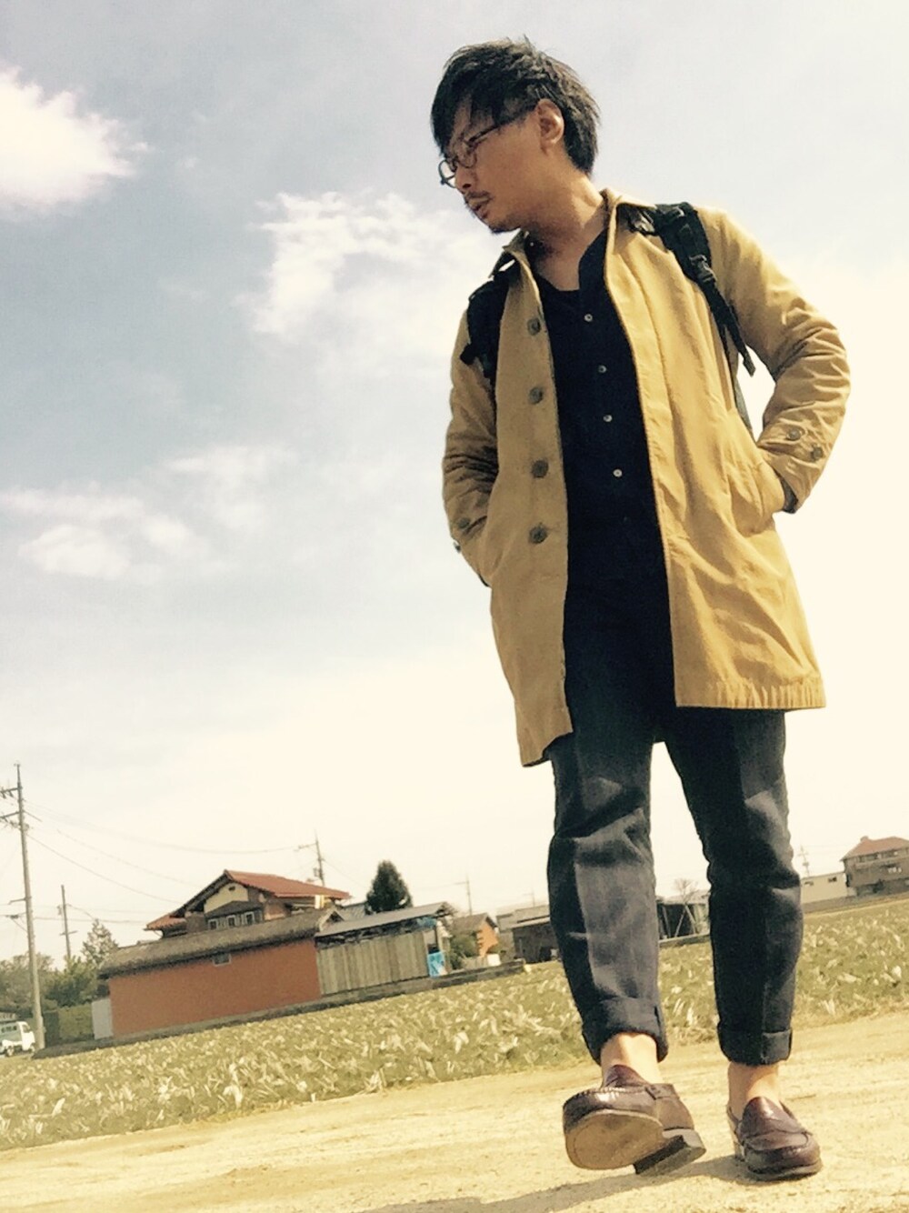 ベージュ系のステンカラーコート、ブルー系のジャケット/アウター、ブルー系のシャツ/ブラウスを着用したメンズの春コーディネートの1枚目の写真