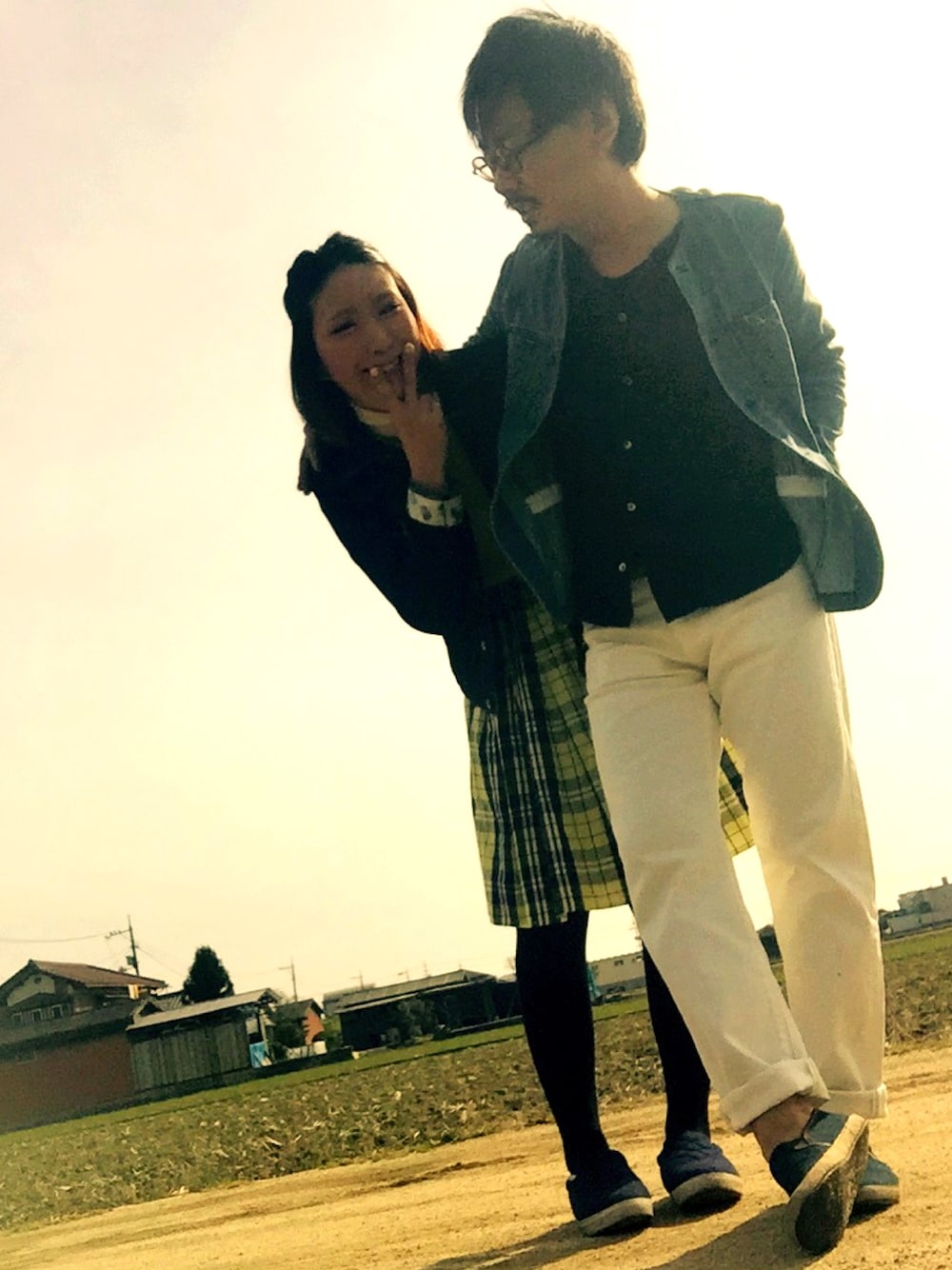 ブルー系のノーカラージャケット、ブルー系のシャツ/ブラウス、ホワイト系のデニムパンツを着用したメンズの春コーディネートの1枚目の写真