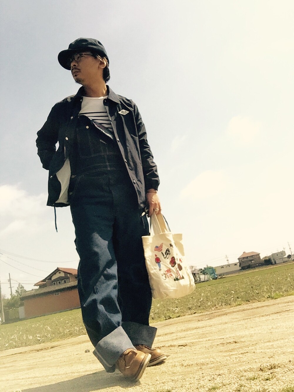 ブルー系のジャケット/アウター、ブルー系のサロペット/オーバーオール、ブラウン系のその他シューズを着用したメンズの春コーディネートの1枚目の写真