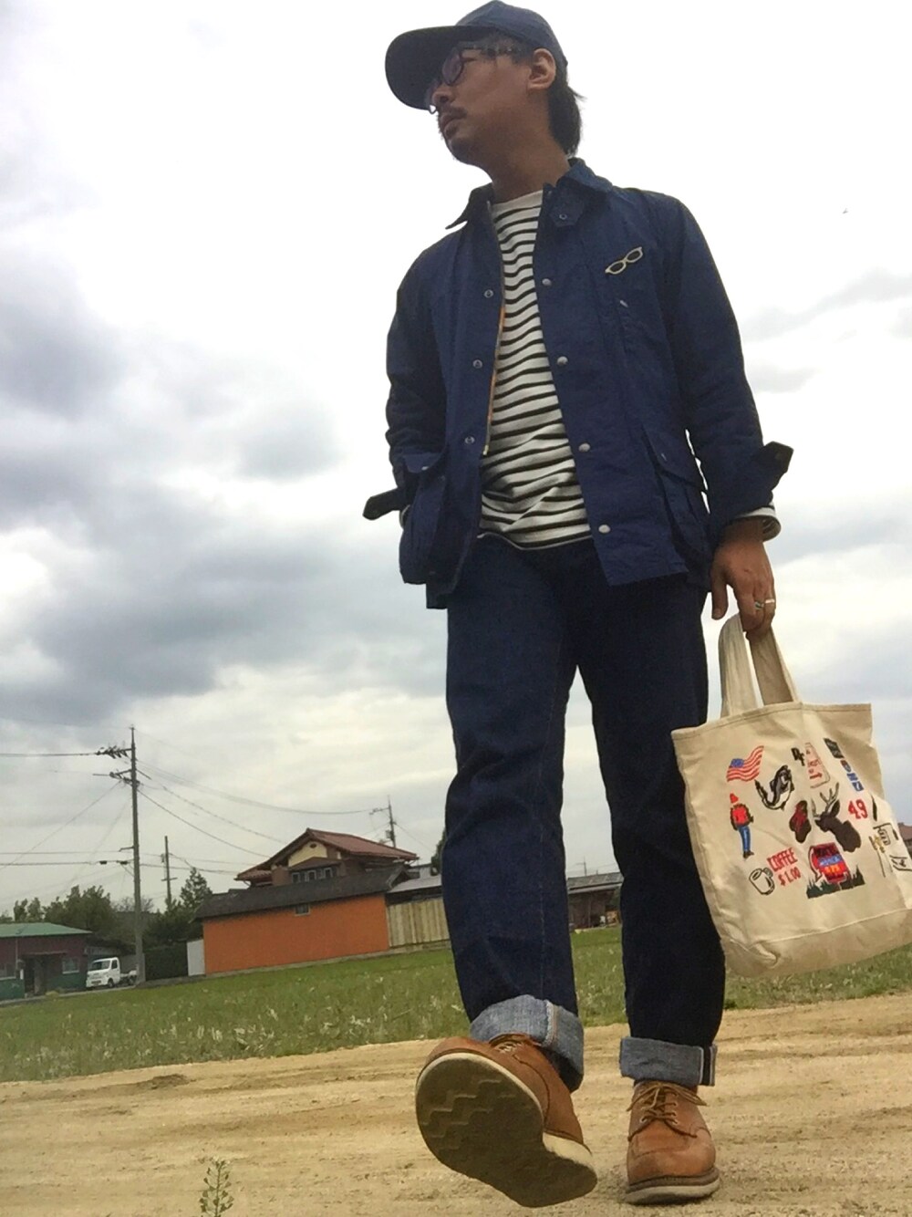 ブルー系のその他アウター、ホワイト系のトップス、ブルー系のデニムパンツを着用したメンズの春コーディネートの1枚目の写真