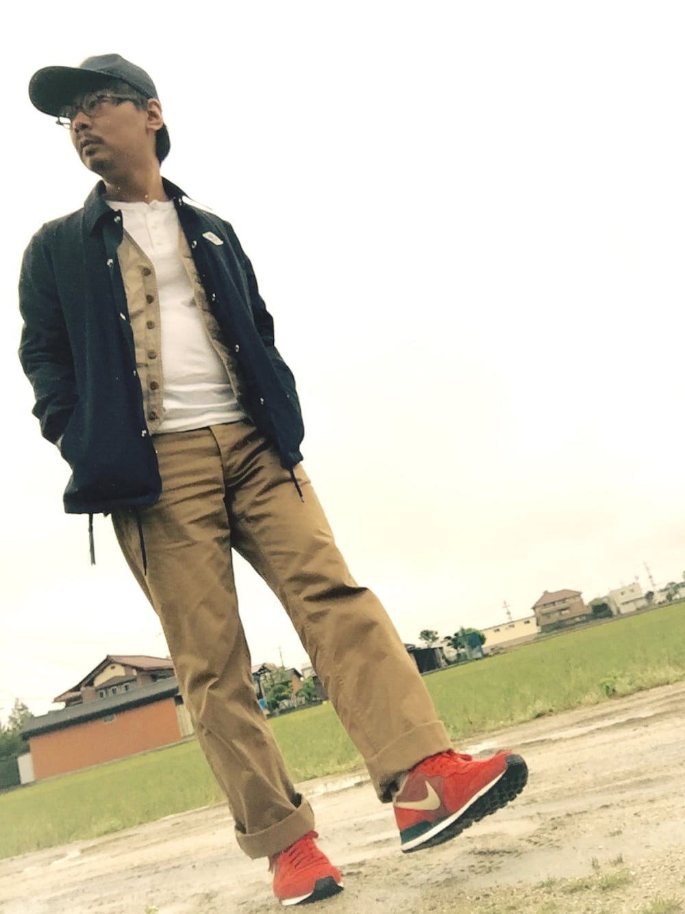 ブルー系のジャケット/アウター、ベージュ系のベスト、ホワイト系のTシャツ/カットソーを着用したメンズの春コーディネートの1枚目の写真