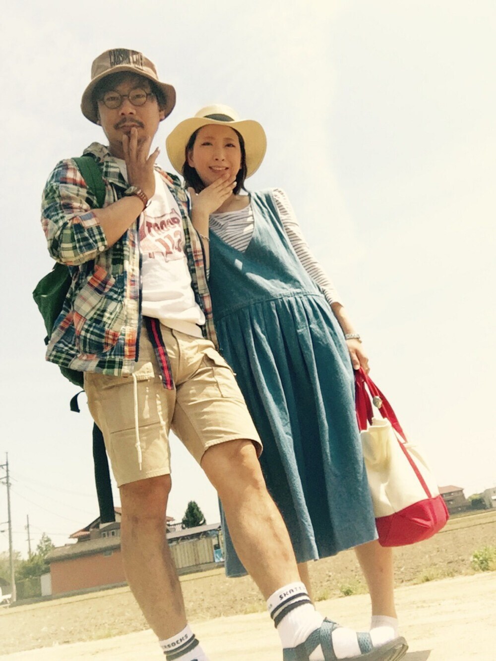 ベージュ系のジャケット/アウター、ホワイト系のTシャツ/カットソー、グリーン系のバックパック/リュックを着用したメンズの春コーディネートの1枚目の写真