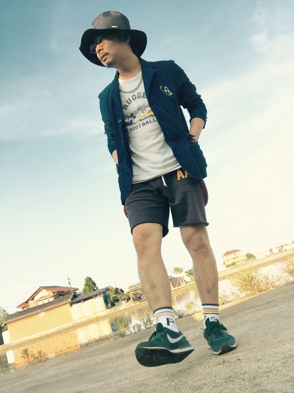 ブルー系のその他アウター、ホワイト系のTシャツ/カットソー、ブルー系のその他パンツを着用したメンズの夏コーディネートの1枚目の写真