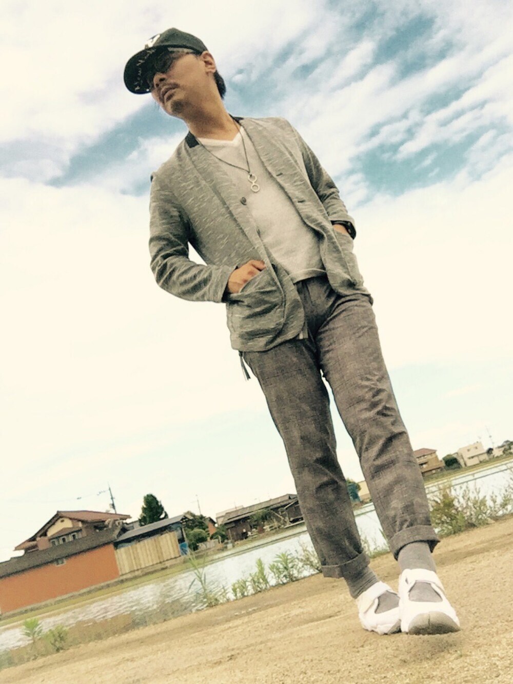 ホワイト系のTシャツ/カットソー、ホワイト系のスニーカー、グレー系のその他パンツを着用したメンズの夏コーディネートの1枚目の写真