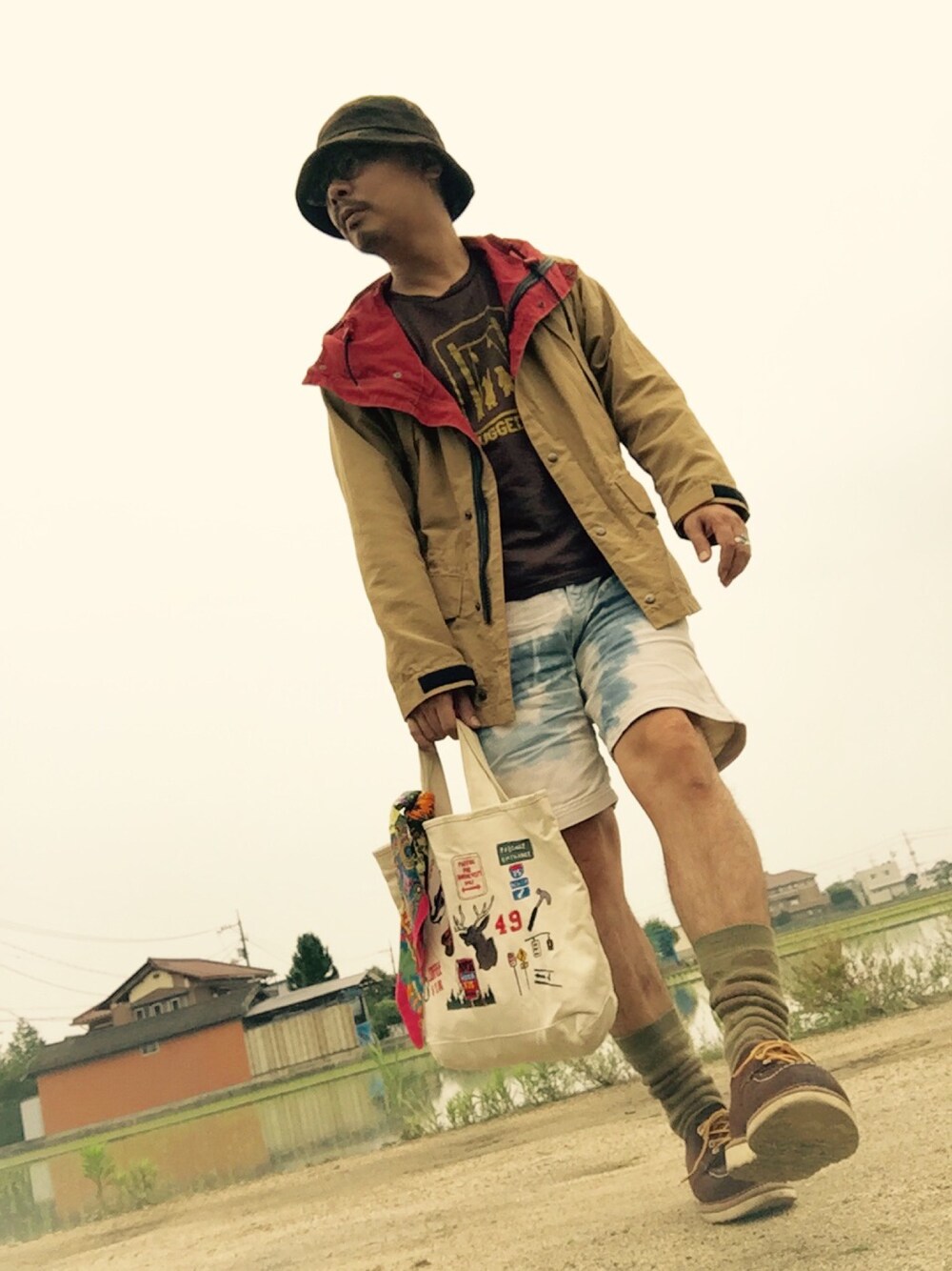 ベージュ系のブルゾン、ブラウン系のTシャツ/カットソー、ブルー系のその他パンツを着用したメンズの夏コーディネートの1枚目の写真