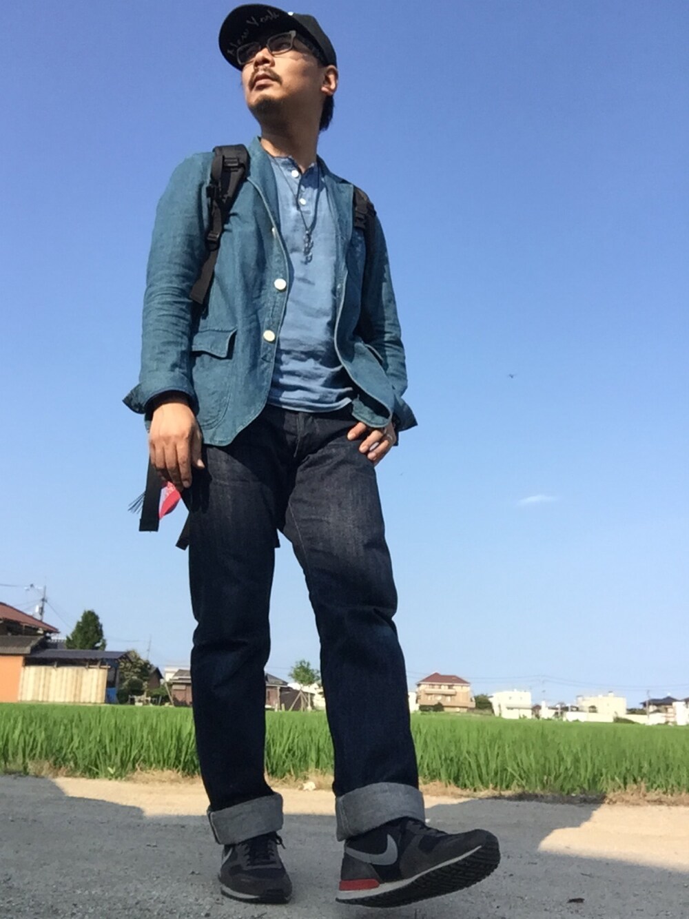 ブルー系のデニムジャケット、ブルー系のTシャツ/カットソー、ブルー系のデニムパンツを着用したメンズの夏コーディネートの1枚目の写真