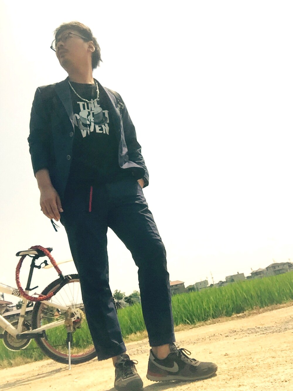 ブルー系のテーラードジャケット、ブルー系のその他パンツ、ブラック系のTシャツ/カットソーを着用したメンズの夏コーディネートの1枚目の写真