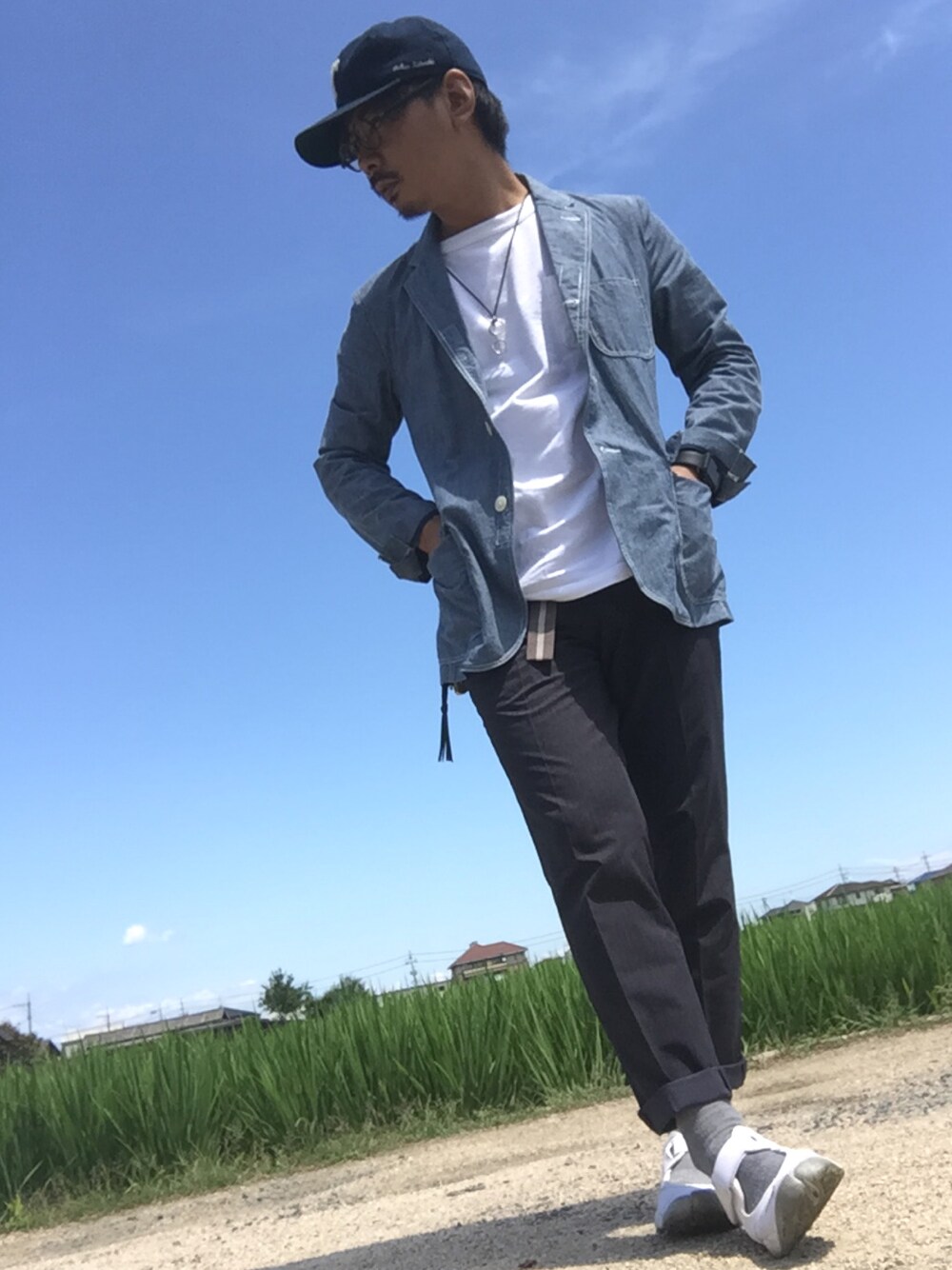 ブルー系のデニムジャケット、ホワイト系のTシャツ/カットソー、ブルー系のその他パンツを着用したメンズの夏コーディネートの1枚目の写真