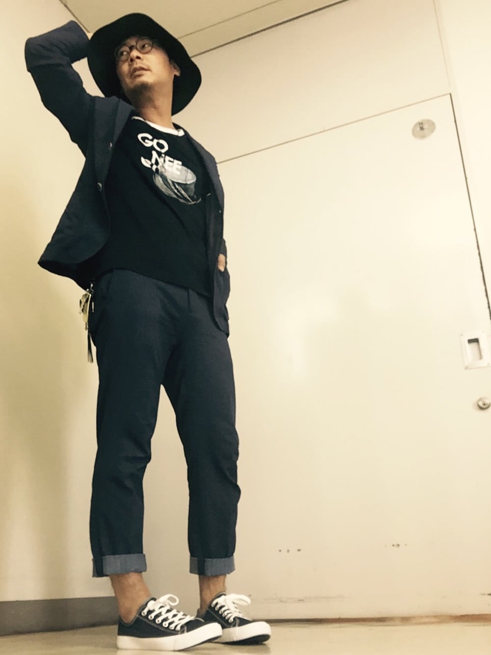 ブルー系のテーラードジャケット、ブルー系のTシャツ/カットソー、ブルー系のスラックスを着用したメンズの夏コーディネートの1枚目の写真