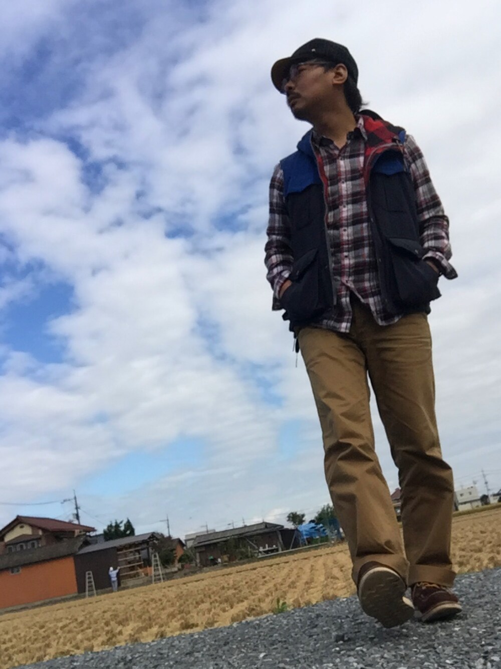 ブルー系のベスト、ベージュ系のシャツ/ブラウス、グリーン系のその他パンツを着用したメンズの秋コーディネートの1枚目の写真