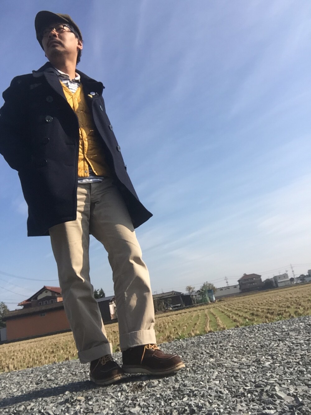 ブルー系のピーコート、ベージュ系のベスト、ホワイト系のシャツ/ブラウスを着用したメンズの冬コーディネートの1枚目の写真