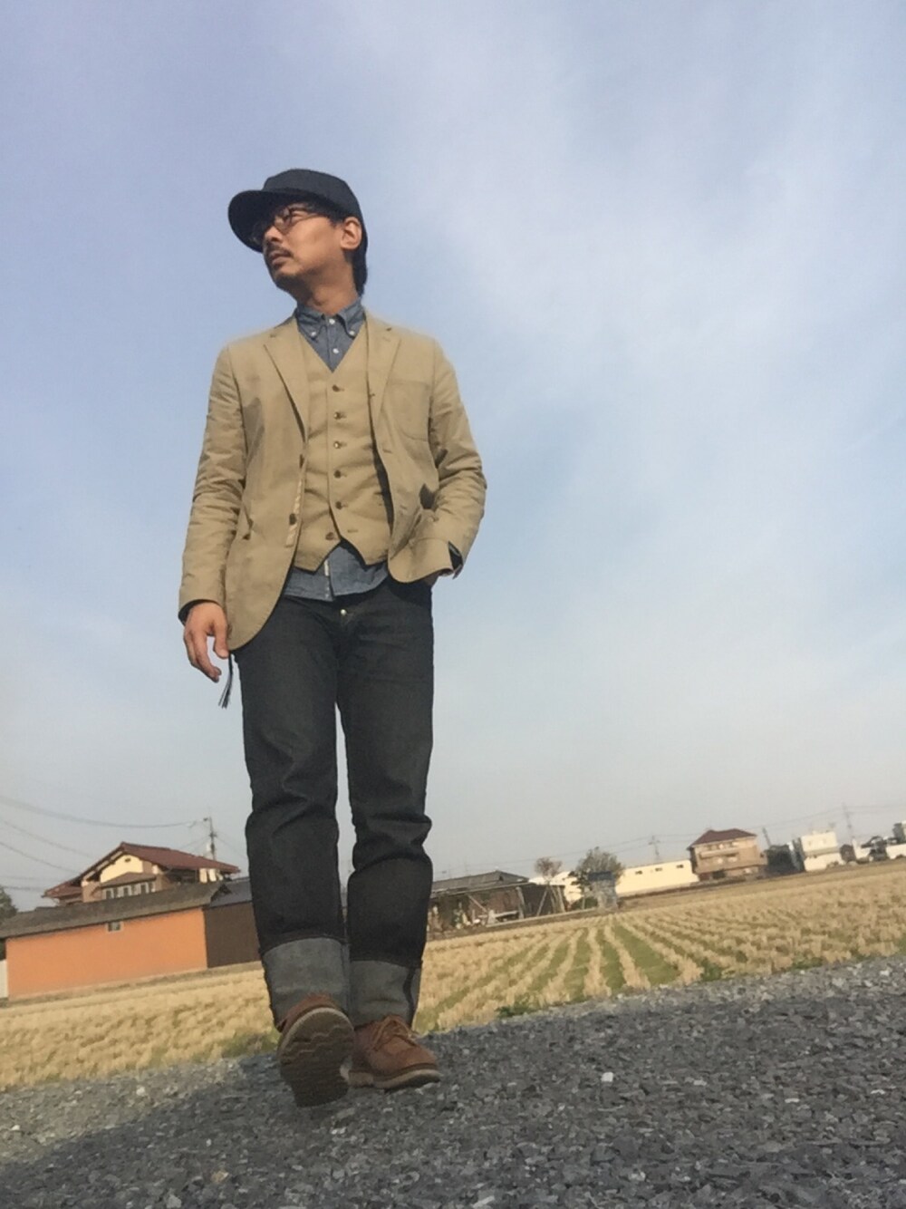 ベージュ系のその他アウター、ベージュ系のベスト、グレー系のシャツ/ブラウスを着用したメンズの冬コーディネートの1枚目の写真
