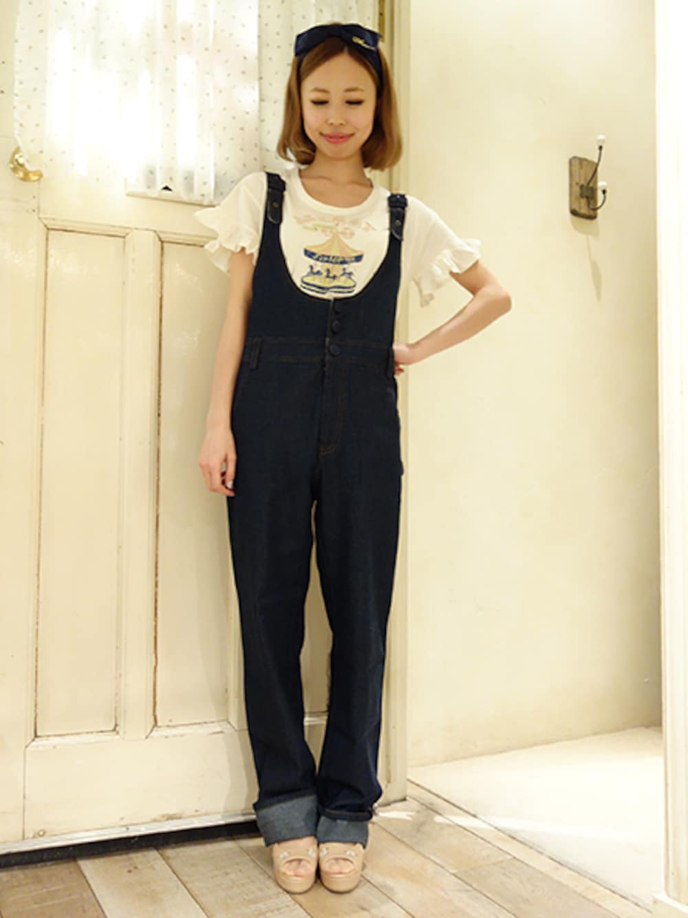 「デニム、サロペット、オールインワン、オーバーサイズ、白Tシャツ、Fi.n.t」｜「F i.n.tのマーガレット刺繍オープントゥパンプス（サンダル、ベージュ系）」を使った、F i.n.tさん（レディース・157cm）の夏コーディネートの1枚目の写真