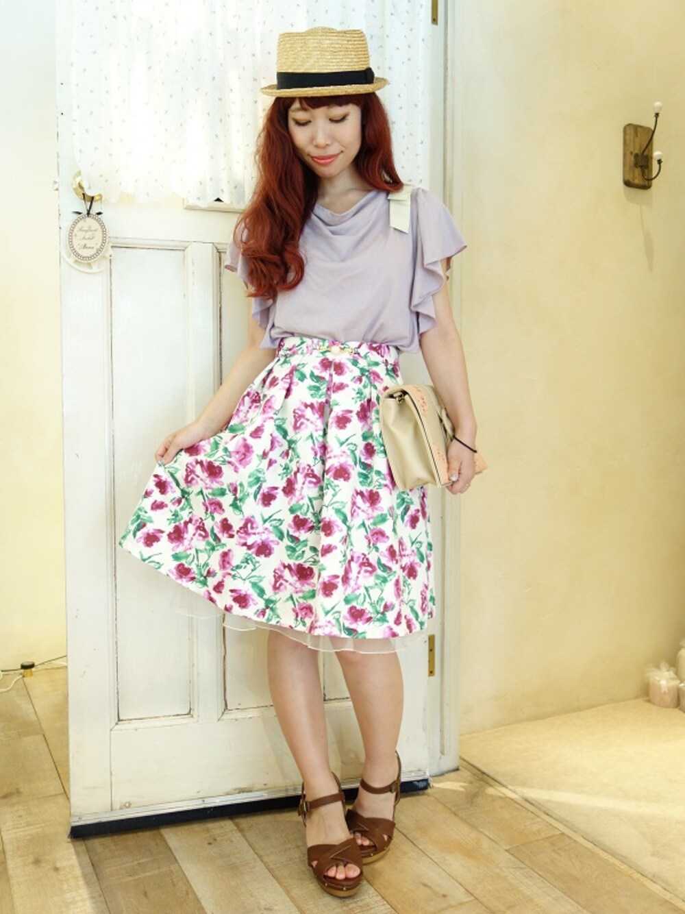 パープル系のTシャツ/カットソー、ホワイト系のスカート、ブルー系のクラッチバッグを着用したレディースの夏コーディネートの1枚目の写真