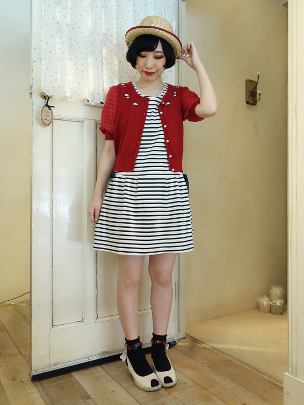 レッド系のカーディガン/ボレロ、ブルー系のワンピース、ホワイト系のサンダルを着用したレディースの夏コーディネートの1枚目の写真