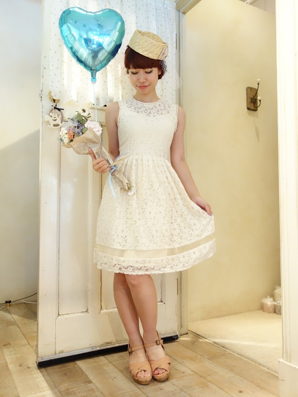 ホワイト系のワンピース、ピンク系のサンダル、ベージュ系のハットを着用したレディースの夏コーディネートの1枚目の写真