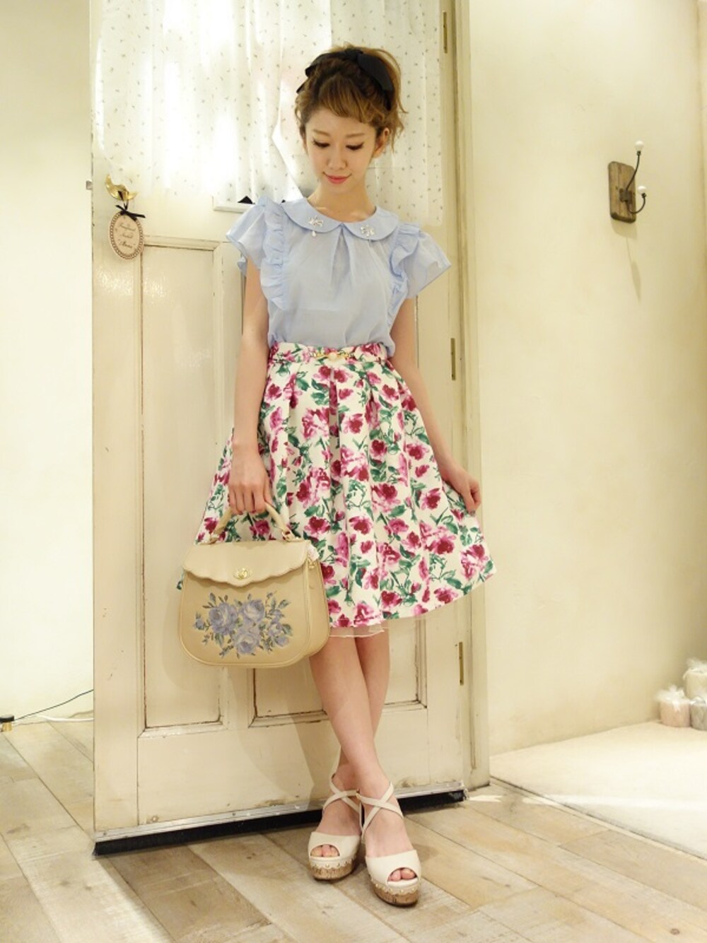 ホワイト系のスカート、ホワイト系のシャツ/ブラウス、ブラック系のサンダルを着用したレディースの夏コーディネートの1枚目の写真