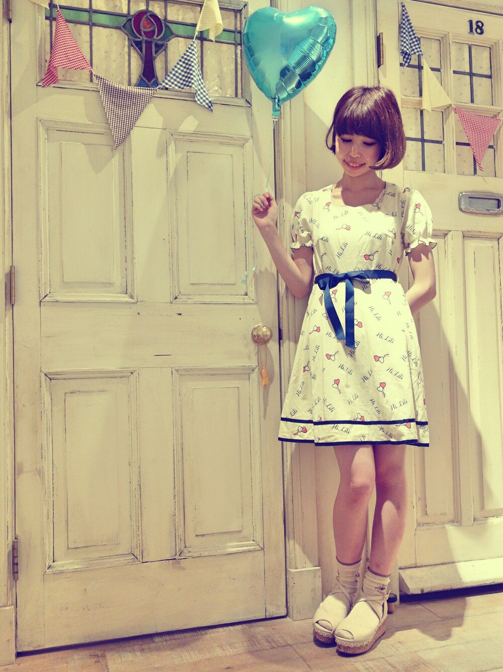 ホワイト系のワンピース、ホワイト系のサンダルを着用したレディースの夏コーディネートの1枚目の写真