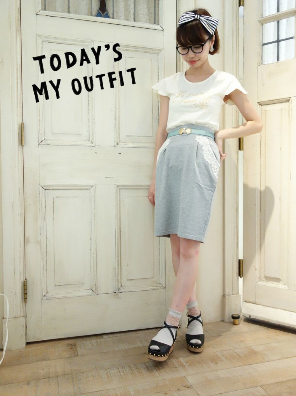 ホワイト系のTシャツ/カットソー、グレー系のスカート、ブラック系のサンダルを着用したレディースの夏コーディネートの1枚目の写真