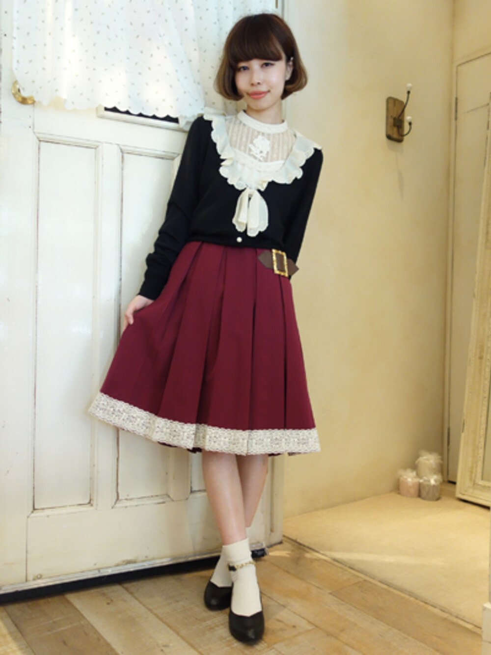ブラック系のカーディガン/ボレロ、ホワイト系のシャツ/ブラウス、レッド系のスカートを着用したレディースの夏コーディネートの1枚目の写真