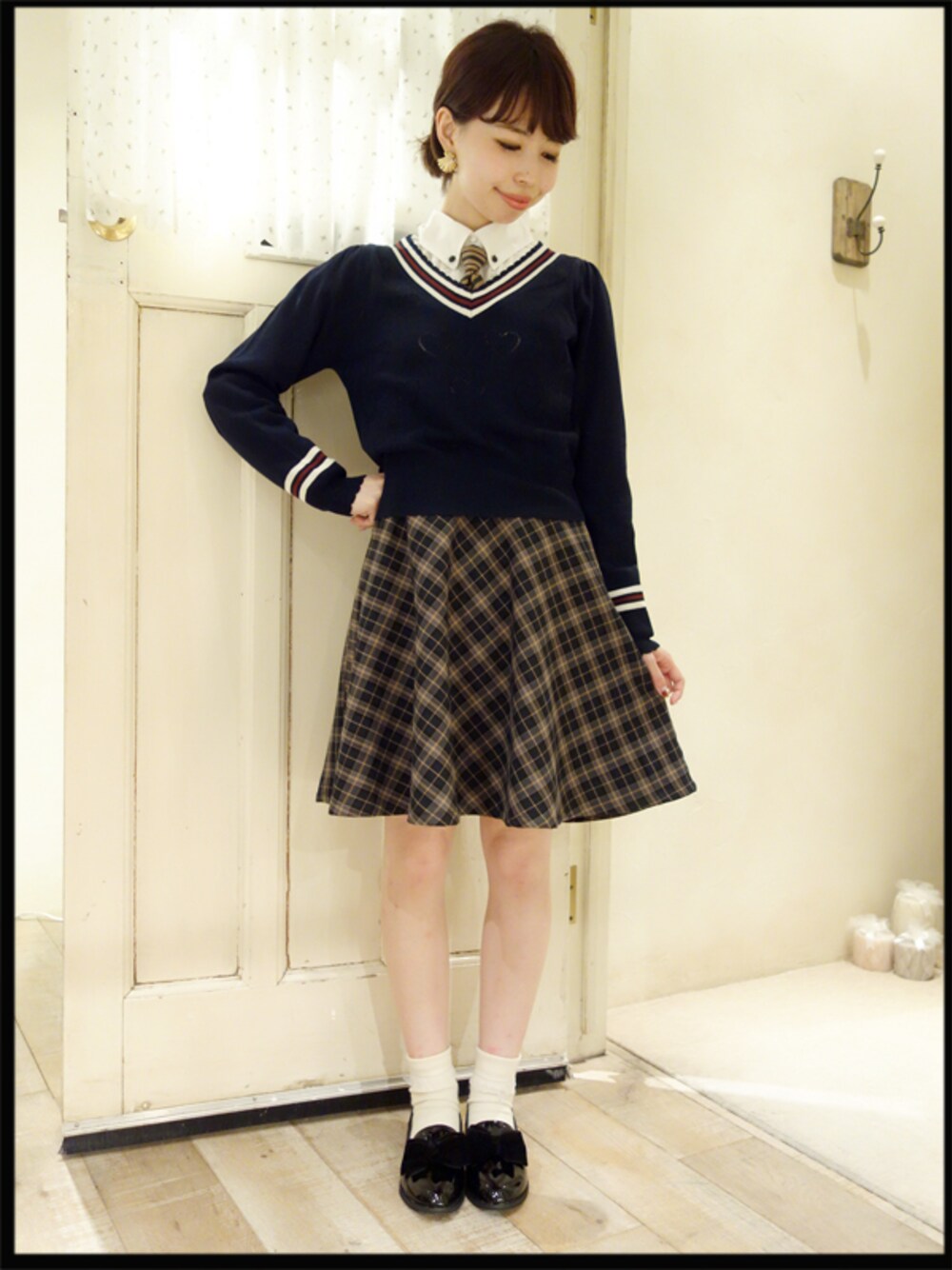 ブラック系のその他シューズ、ホワイト系のシャツ/ブラウス、ブルー系のニット/セーターを着用したレディースの秋コーディネートの1枚目の写真